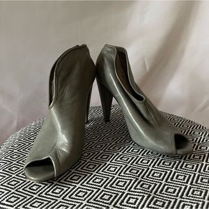 Vince Camuto heeled-Bootie Gray, leather open toe